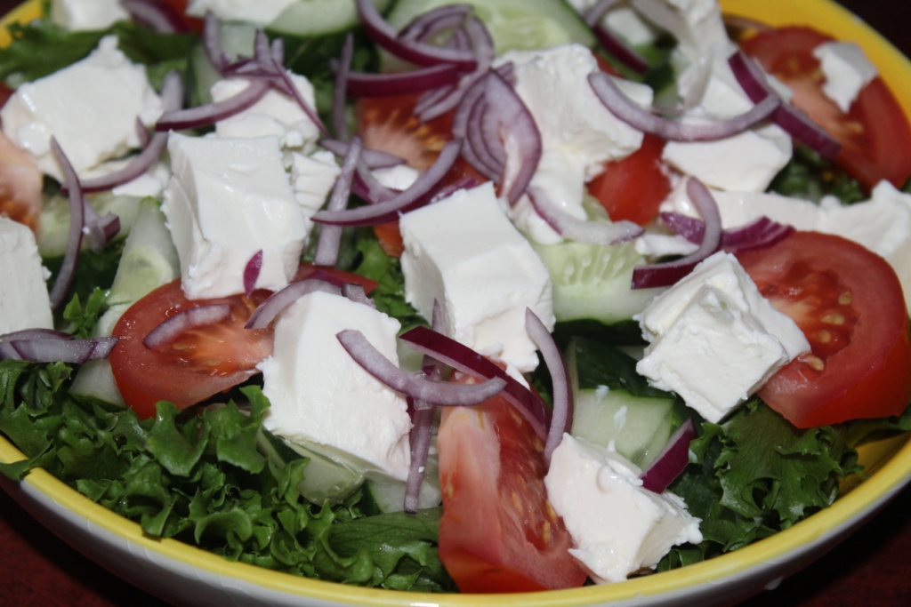 Овощной салат с фетой и каперсами: шаг 3