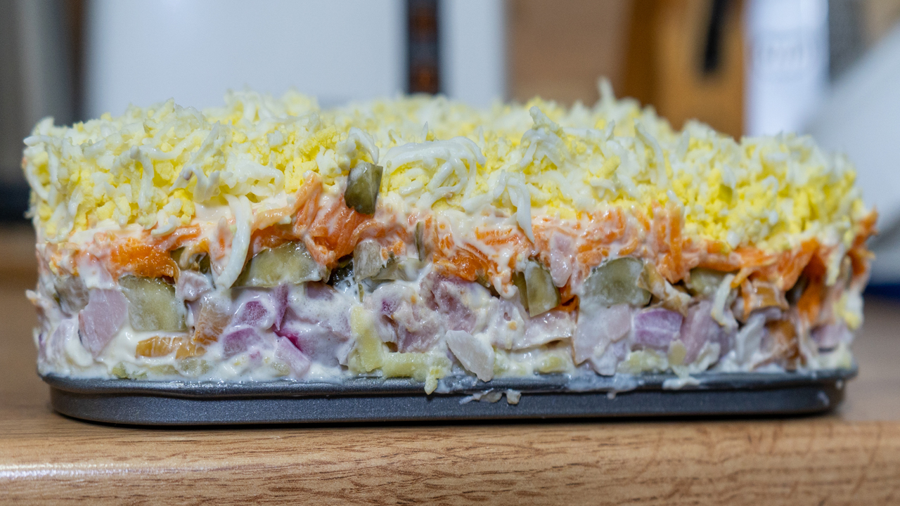 Фото к рецепту: Салат с копченой курицей и сыром