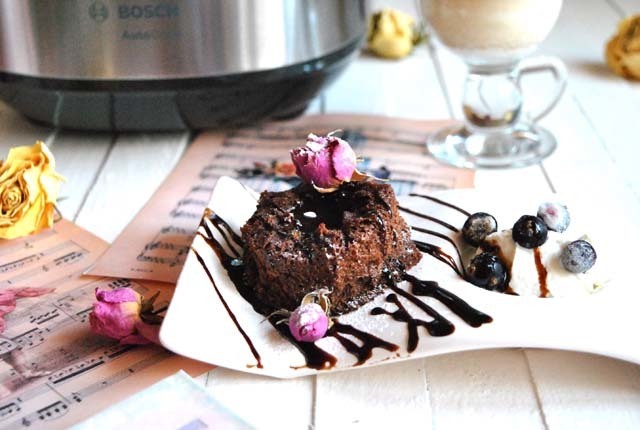 Фото к рецепту: Шоколадное пирожное «мавр в рубашке»
