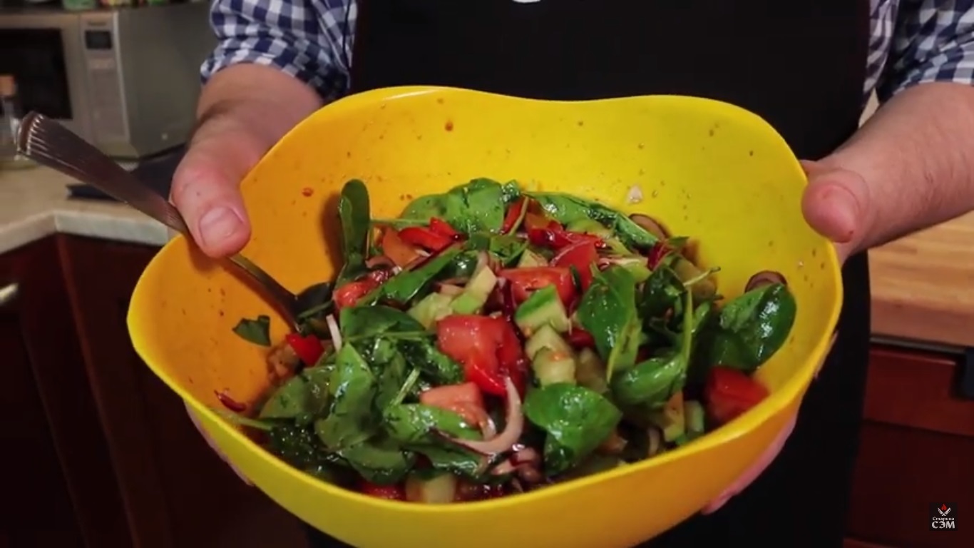 Фото к рецепту: Салат из шпината и авокадо
