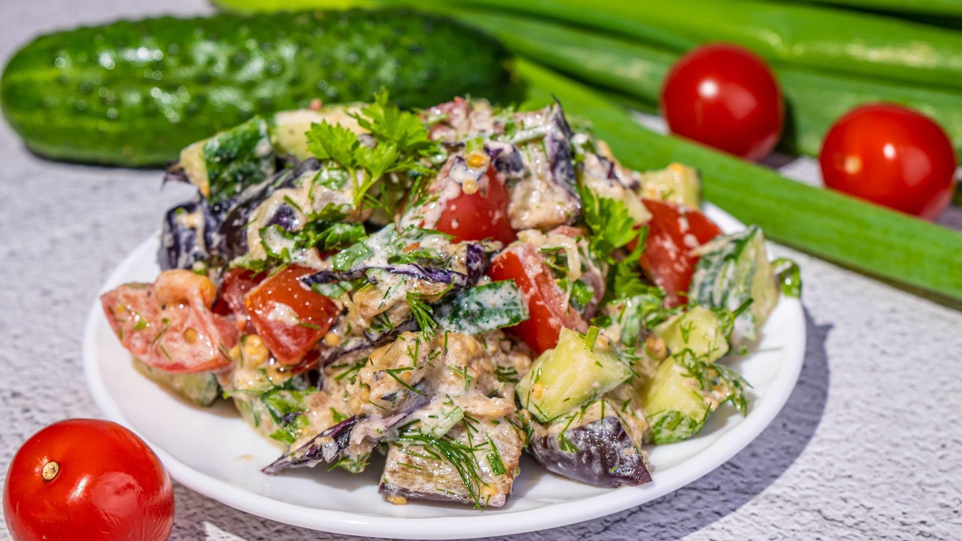 Фото к рецепту: Закусочный овощной салат с баклажанами и зеленью