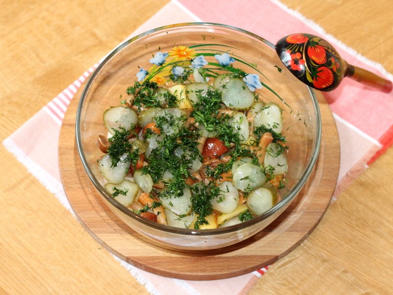 Салат с маринованными опятами в горчичном соусе: шаг 6