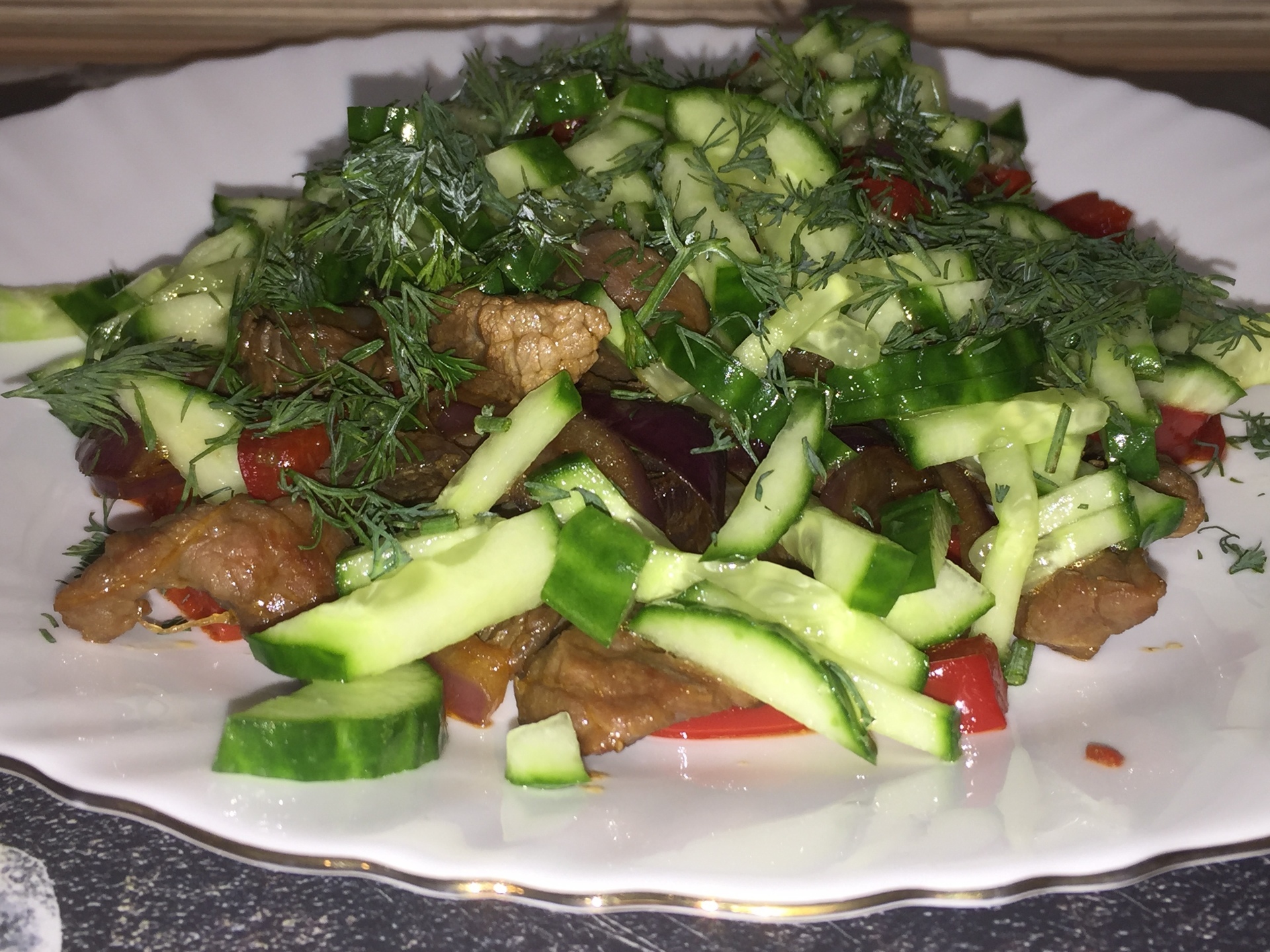 Фото к рецепту: Мясной горячий салат с огурцом и болгарским перцем