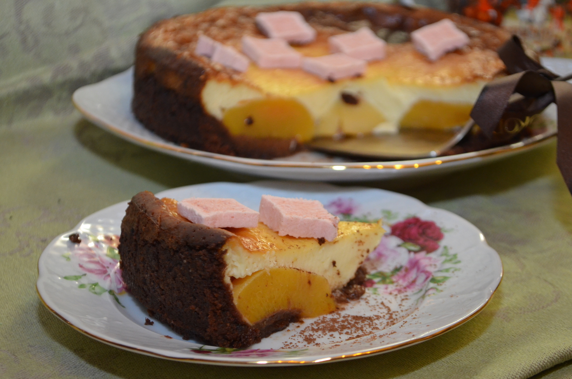 Фото к рецепту: Шоколадный пирог с персиками в сметанном креме. спасибо наталье - krisenok
