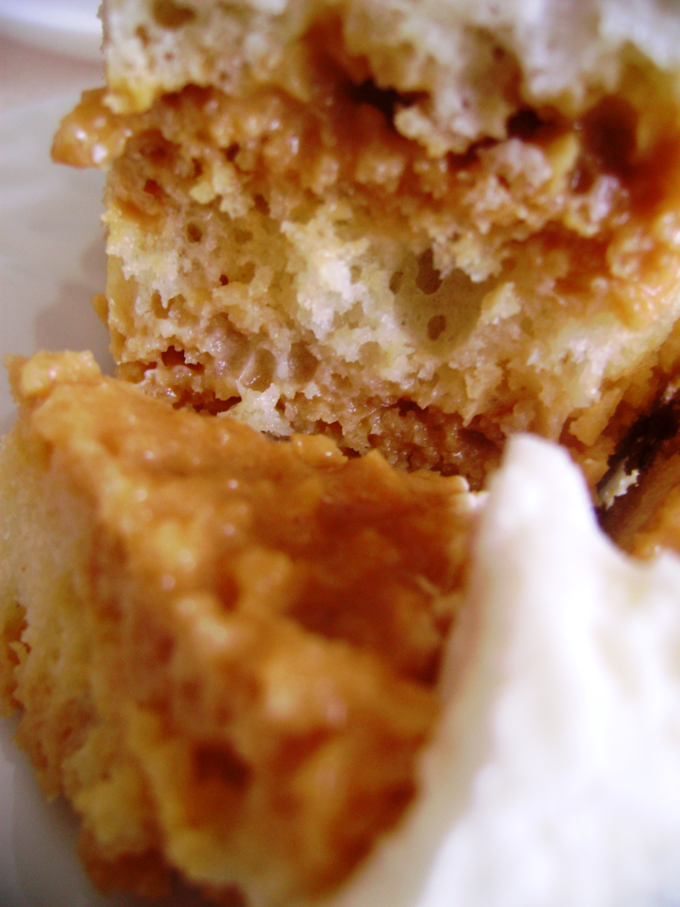 Бисквитный миндальный торт с итальянской белковой глазурью. воскресный обед в итальянском стиле