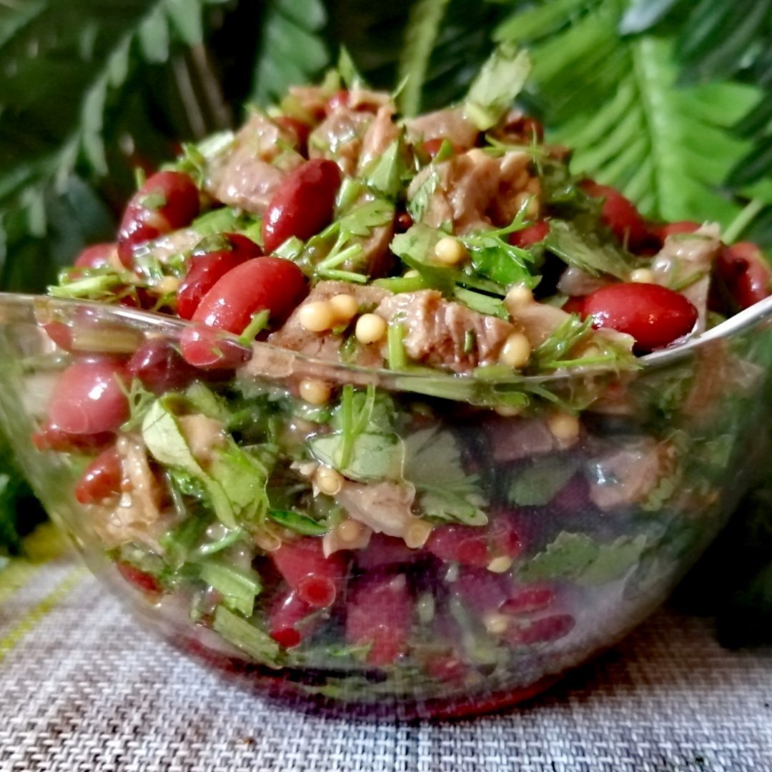 Фото к рецепту: Полезный салат из фасоли и варёного мяса / пп рецепт