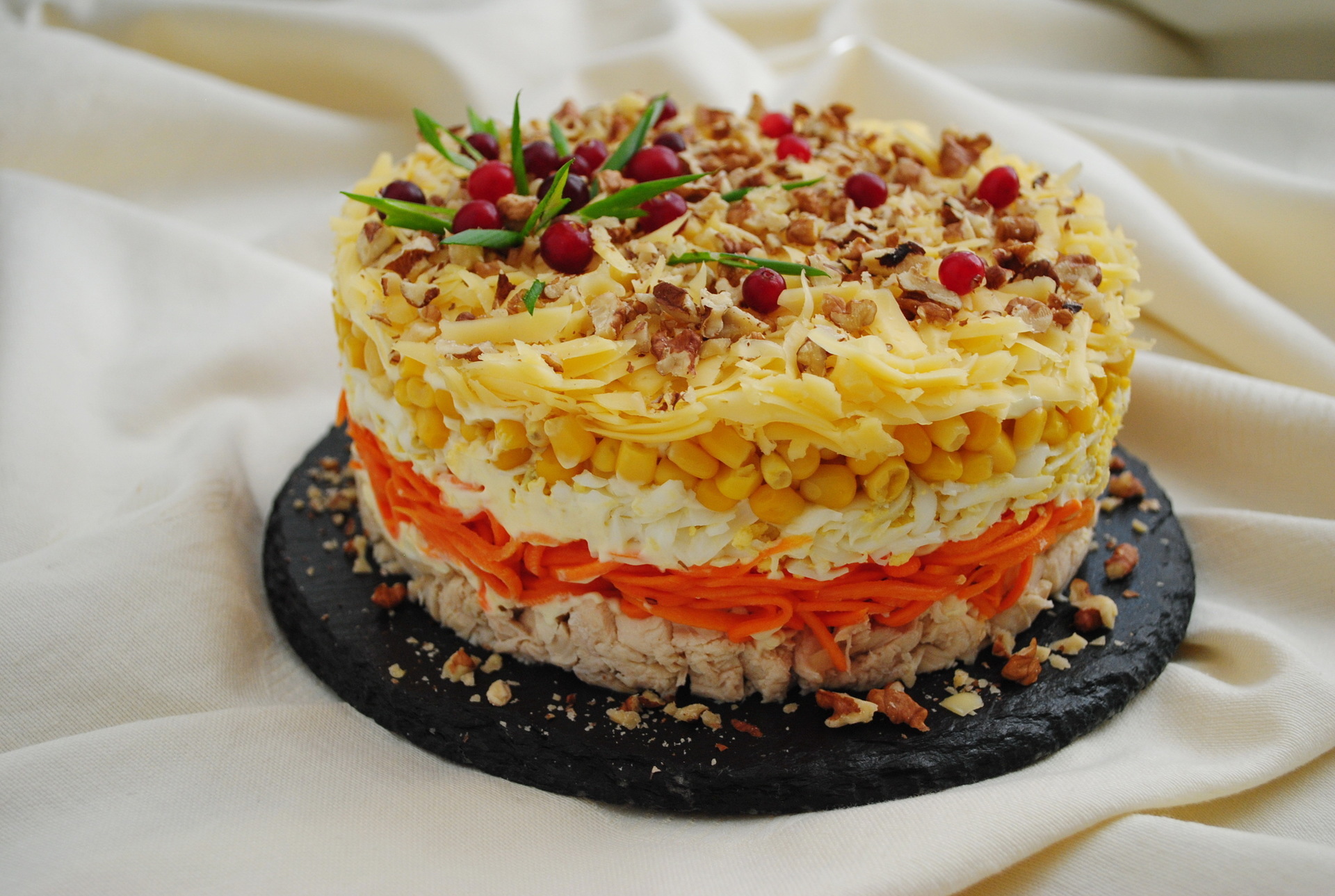Фото к рецепту: Праздничный салат "фантазия" на новогодний стол