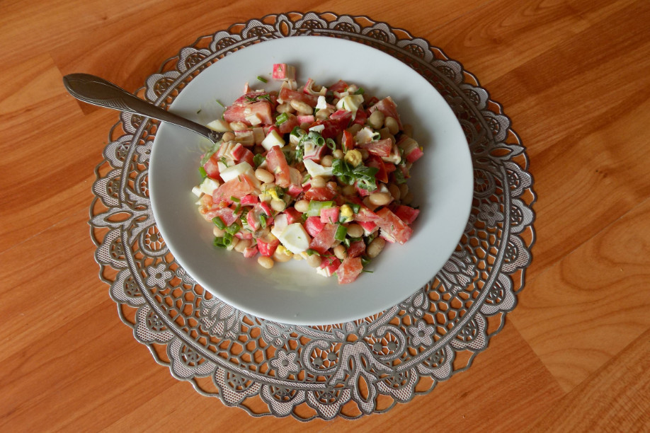 Фото к рецепту: Салат из консервированной фасоли с крабовыми палочками и помидорами