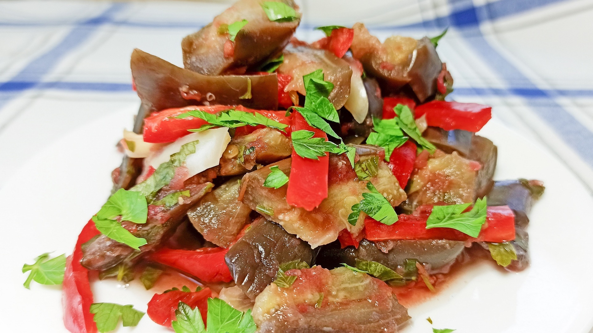 Фото к рецепту: Холодный салат с баклажанами