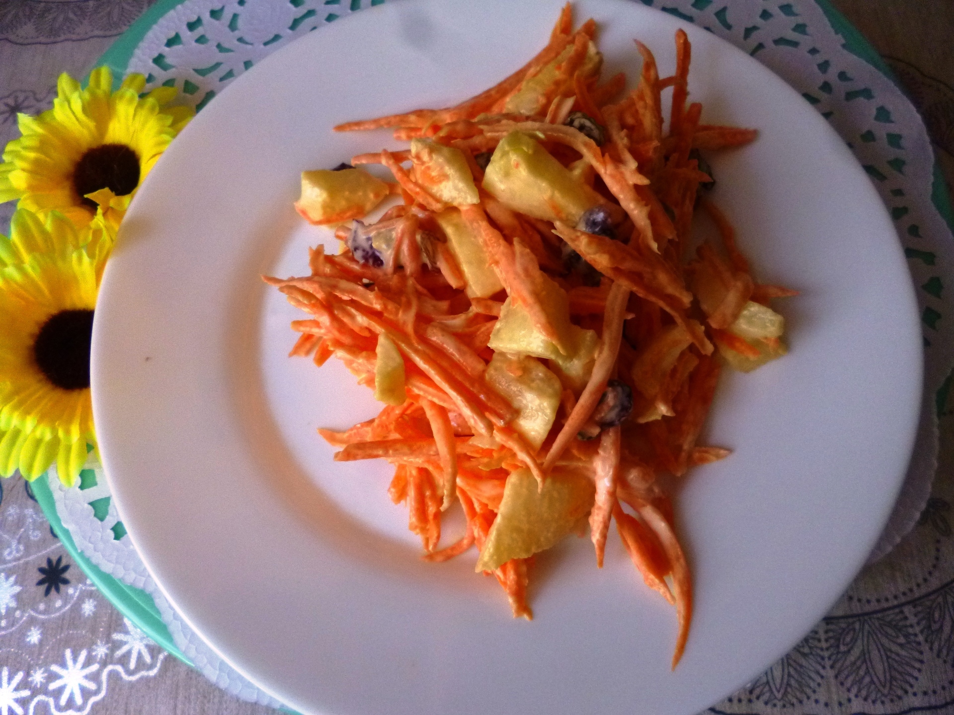 Фото к рецепту: Салат из моркови и яблок