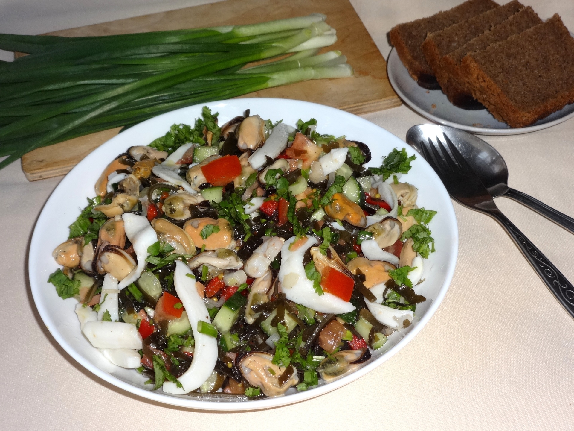 Фото к рецепту: Салат с овощами и морским коктейлем #испания