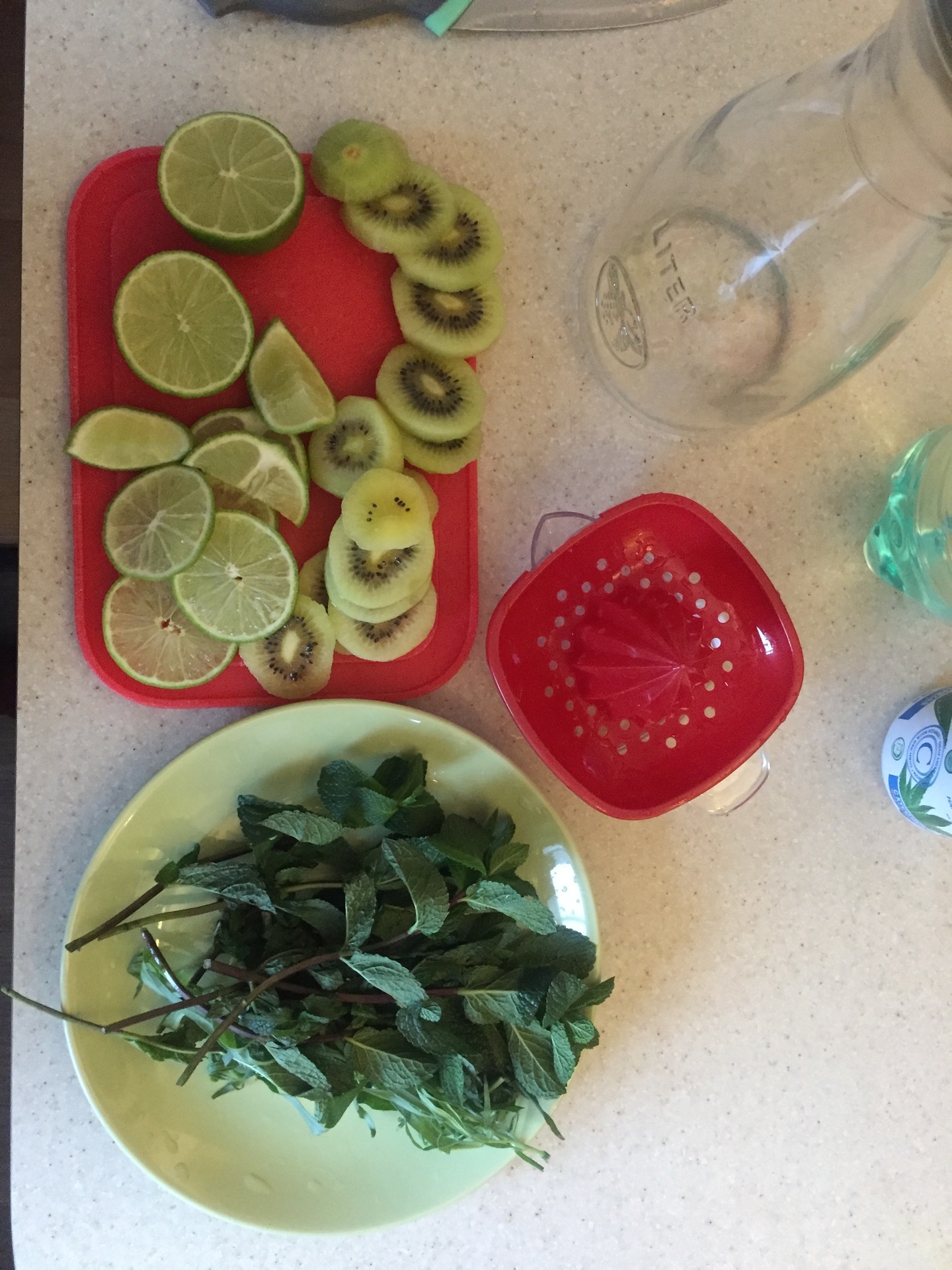 Лимонад с киви, соком алоэ и джемом «махеевъ» «кусочки лета»: шаг 1