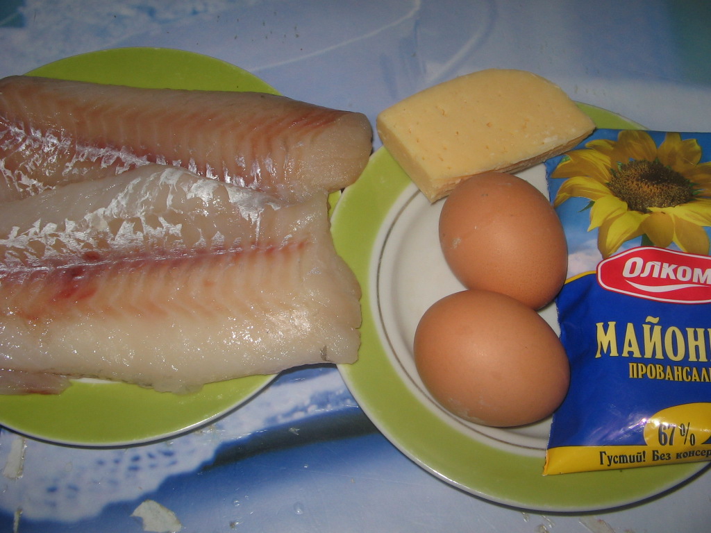 Рыба с сырным суфле, запеченная под майонезом: шаг 1
