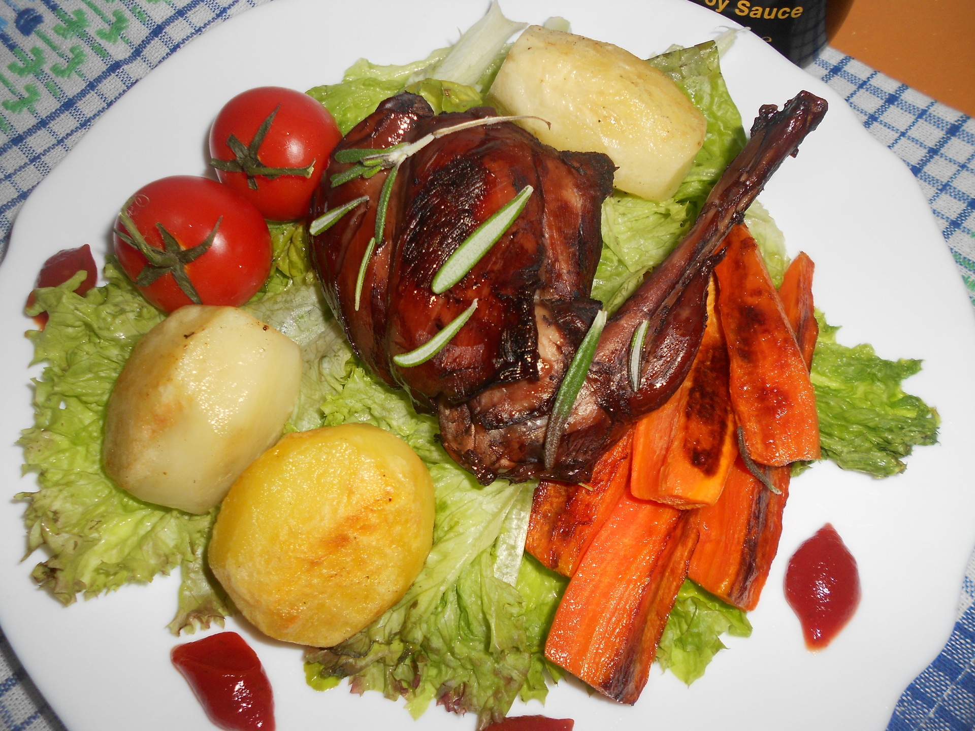 Фото к рецепту: Кролик с пряными травами и овощами