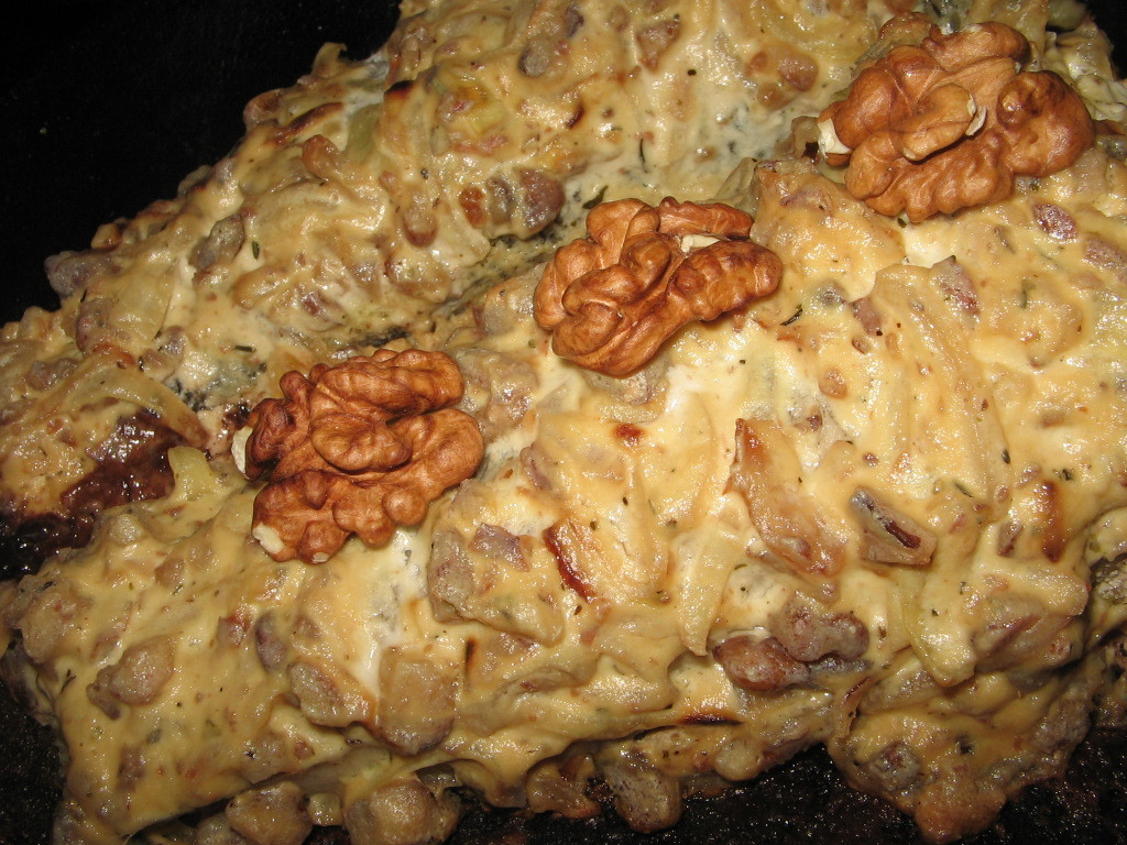Фото к рецепту: Рыба запеченная в сливках с луком и грецкими орехами