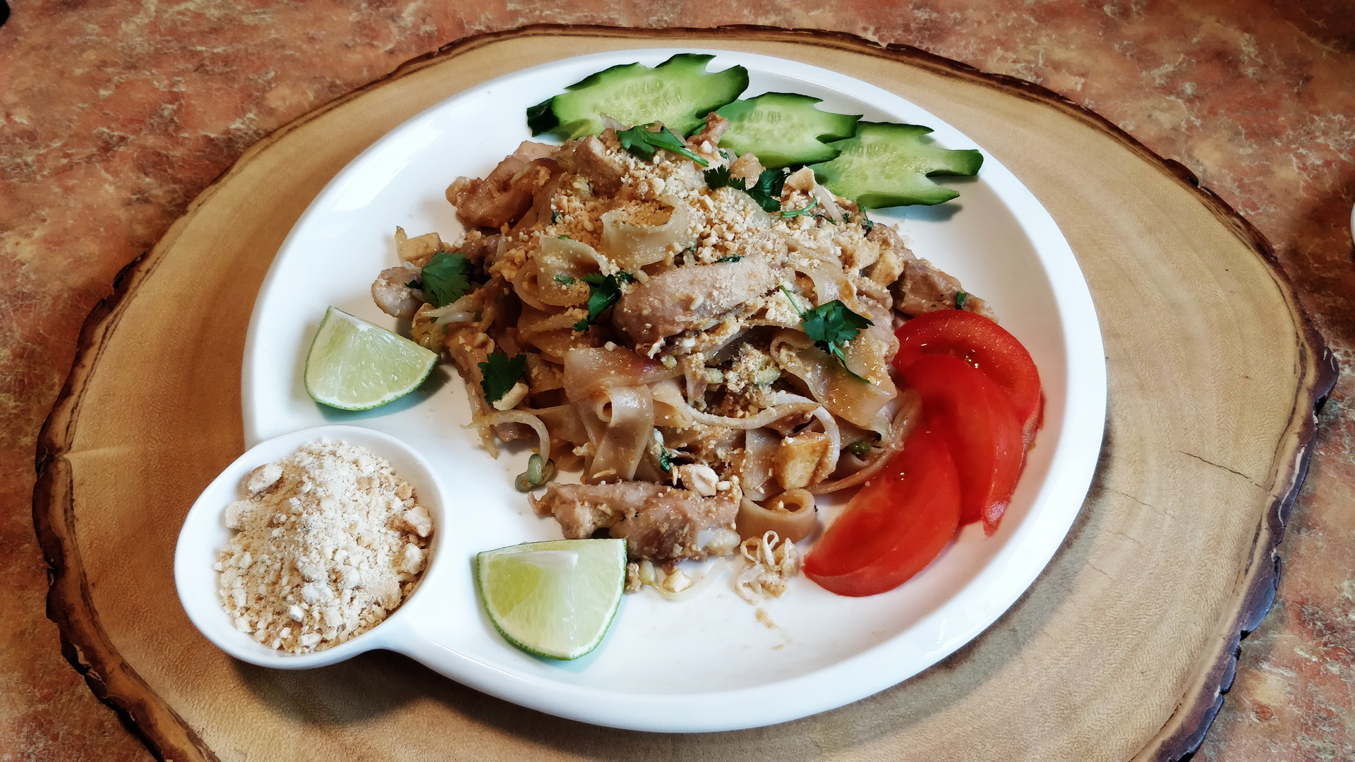 Фото к рецепту: Пад тай с курицей и яйцом (pad thai)