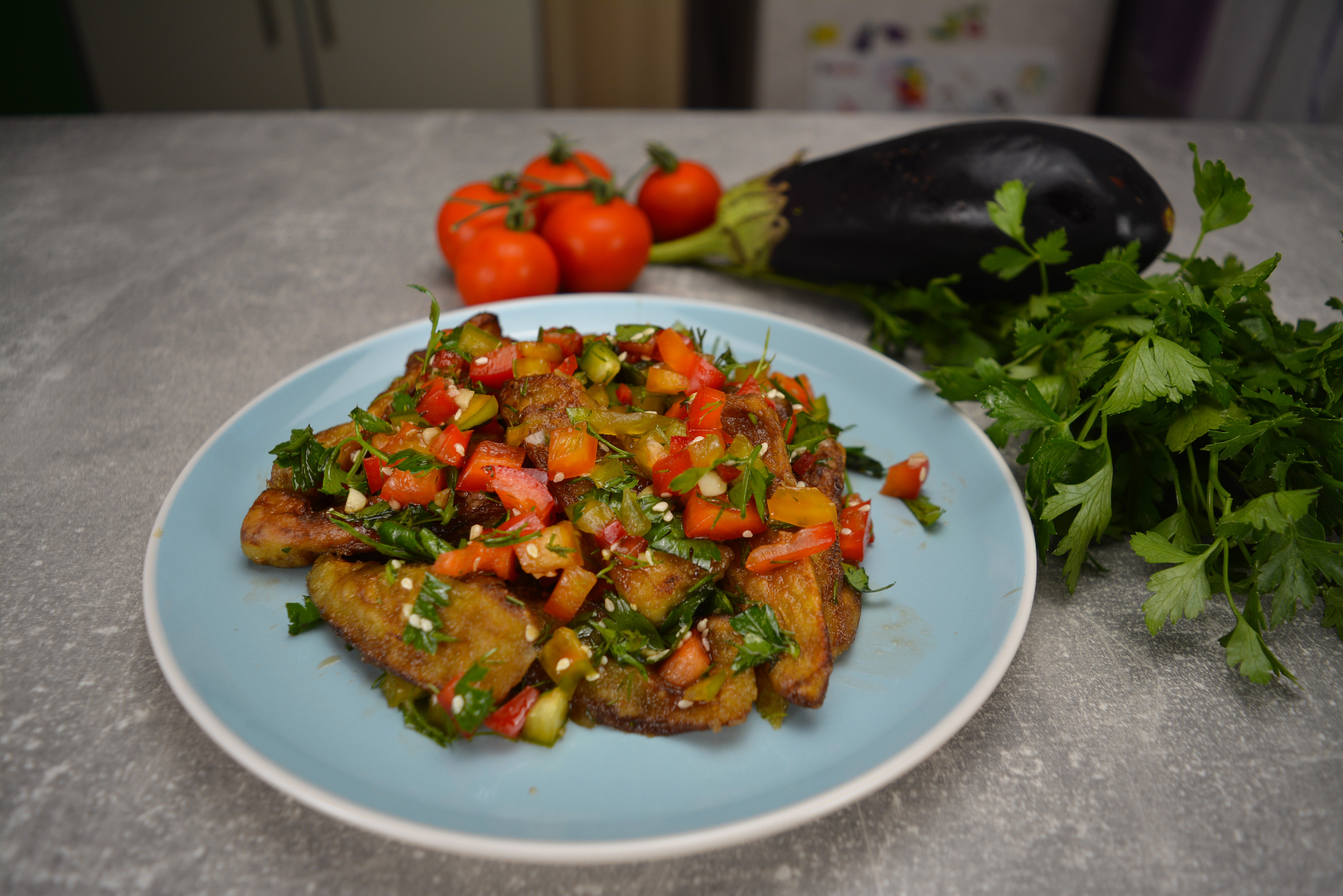 Фото к рецепту: Салат с баклажанами и болгарским перцем