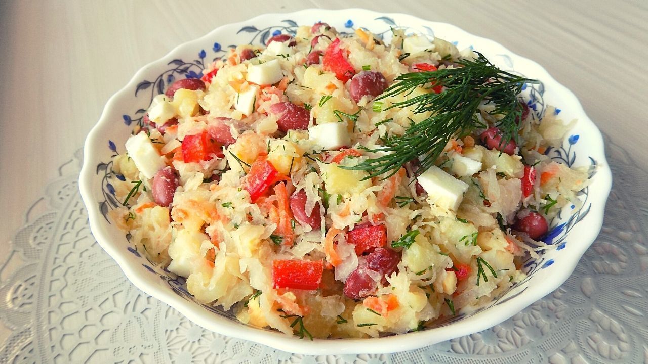Фото к рецепту: Салат из квашеной капусты с фасолью и картофелем