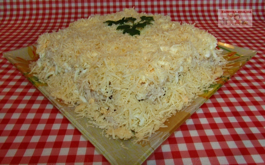 Фото к рецепту: Слоеный салат с курицей, грибами и картофелем