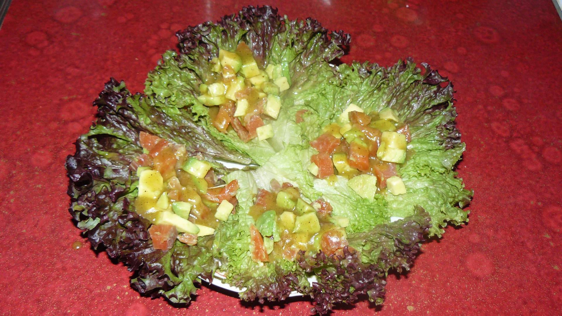 Фото к рецепту: Салат с авокадо и лососем