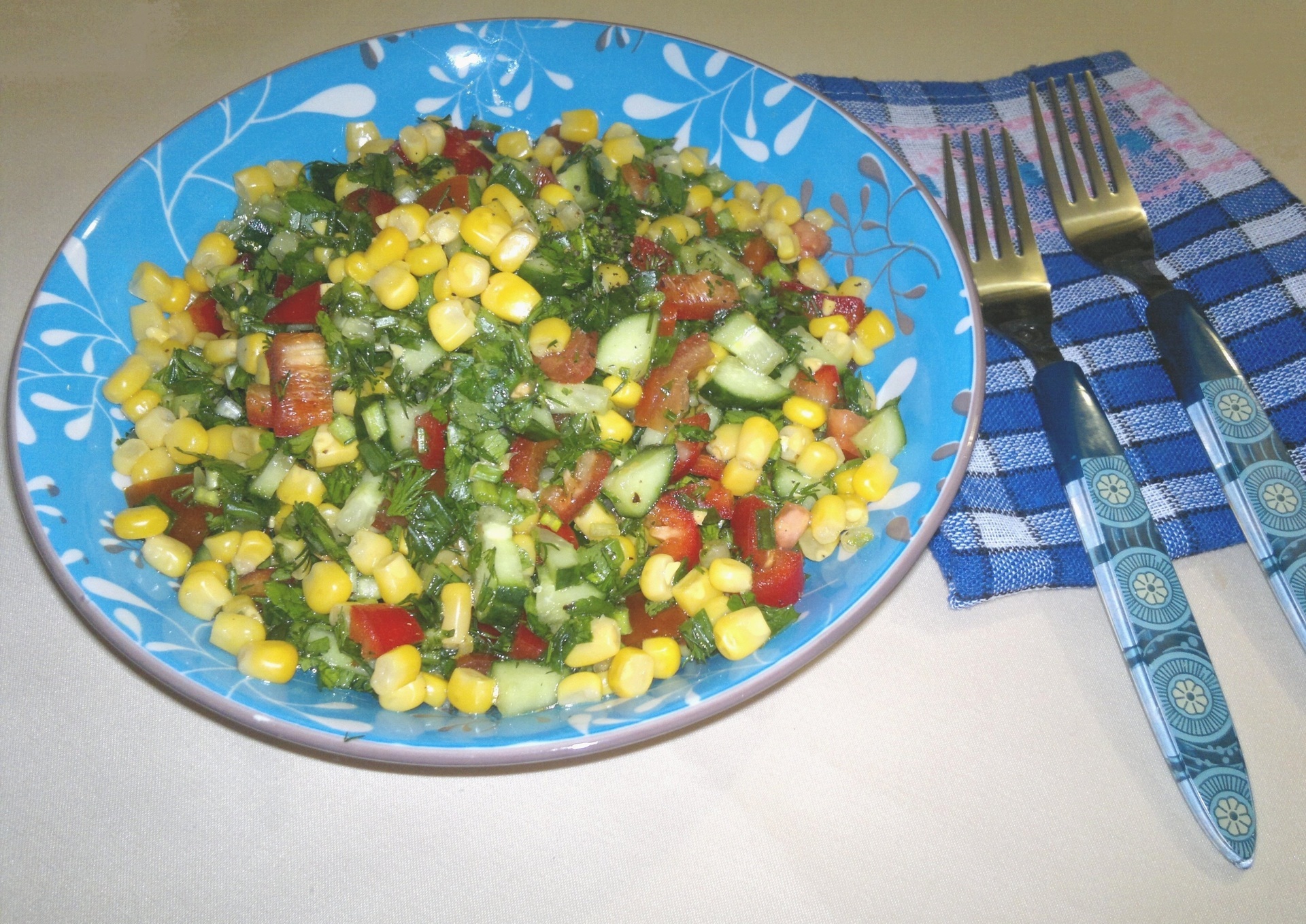 Фото к рецепту: Салат с овощами, кукурузой и черемшой #постныйстол