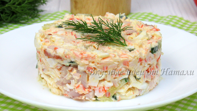 Фото к рецепту: Вкусный салат за 10 минут с крабовыми палочками и копченой крудкой