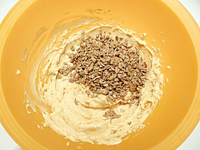 Бисквитный торт с семенами подсолнуха: шаг 17