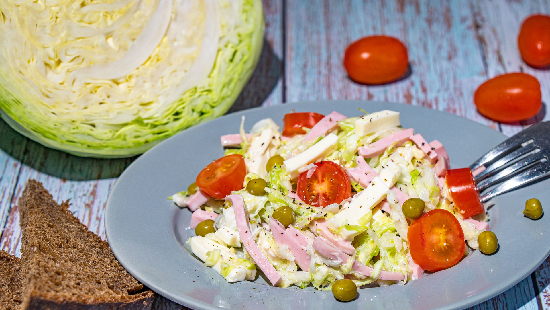 Фото к рецепту: Быстрый салат из свежей капусты с сыром и ветчиной