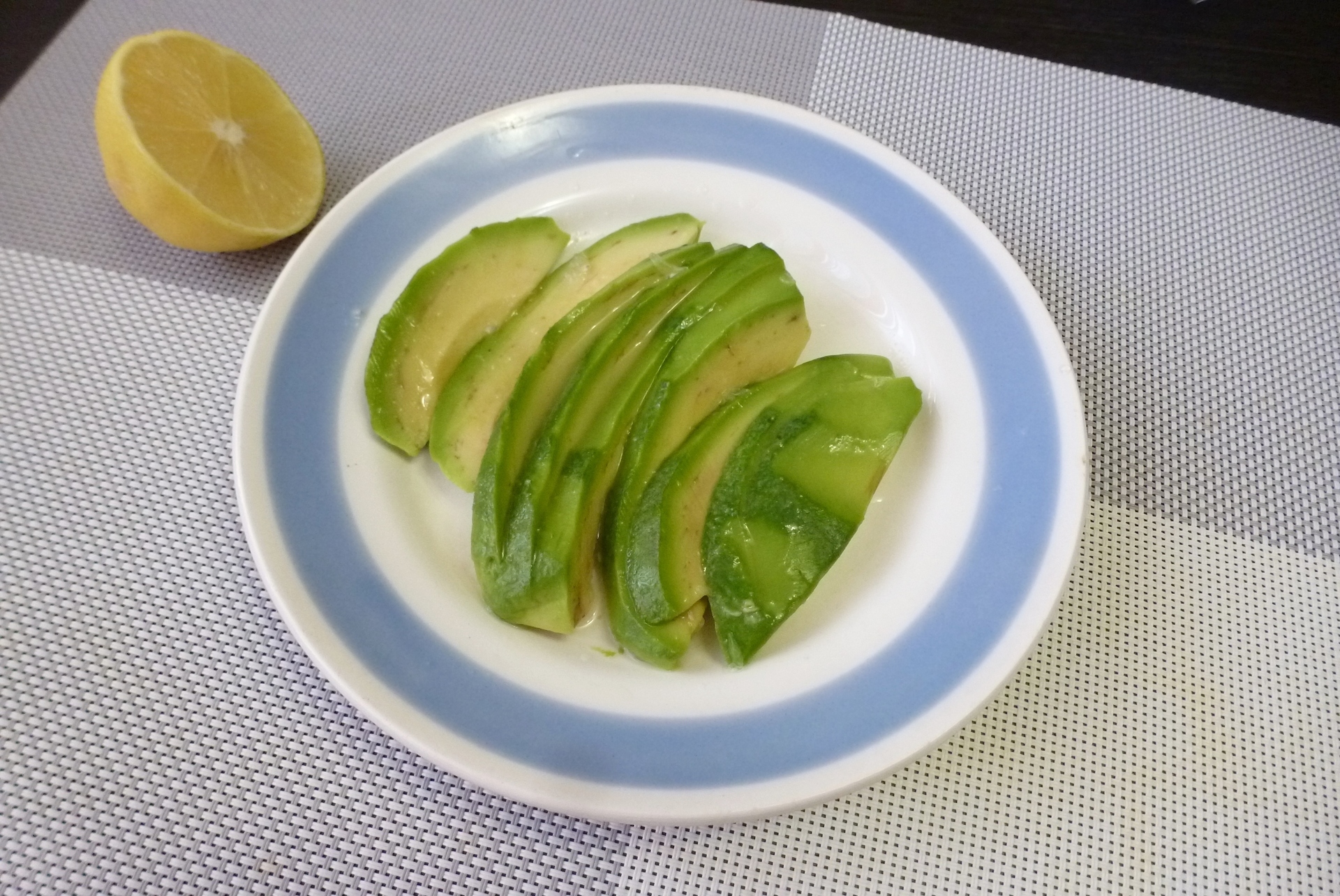 Салат с хурмой и авокадо: шаг 3