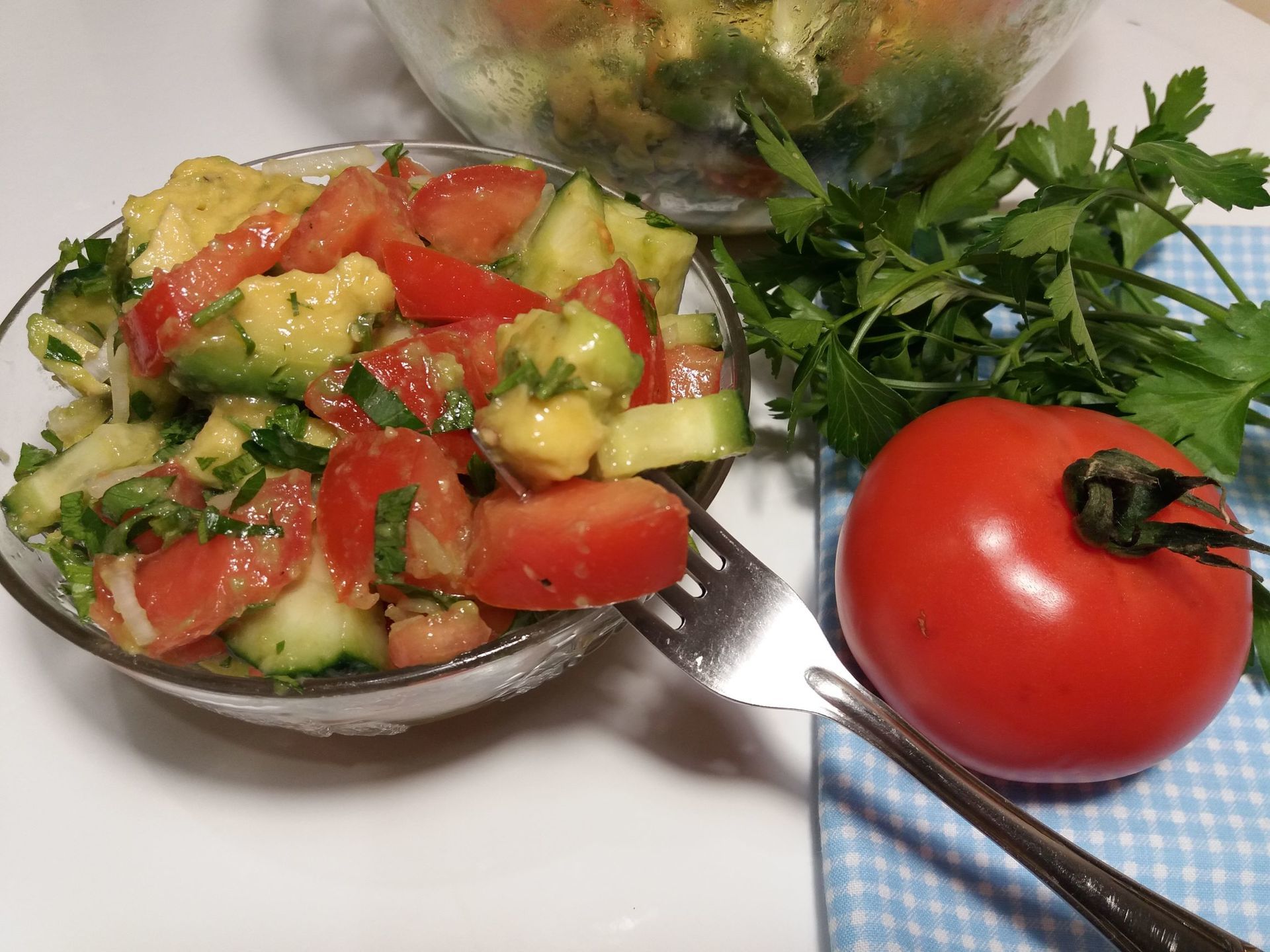 Фото к рецепту: Салат с авокадо за 10 минут