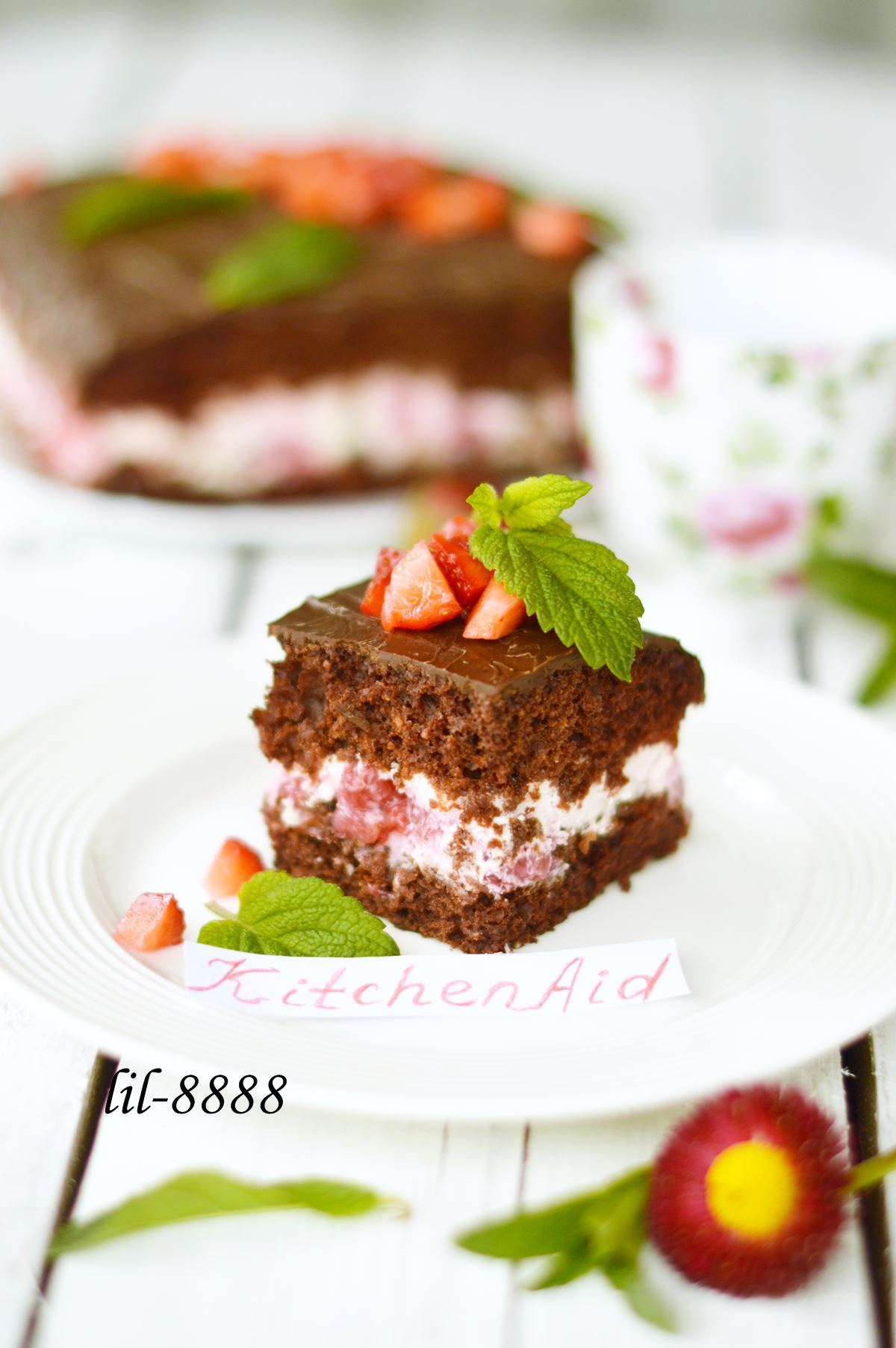 Фото к рецепту: Шоколадное пирожное с клубникой и бальзамическим уксусом.