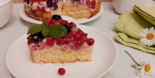 Бисквитный пирог с заварным кремом и ягодами