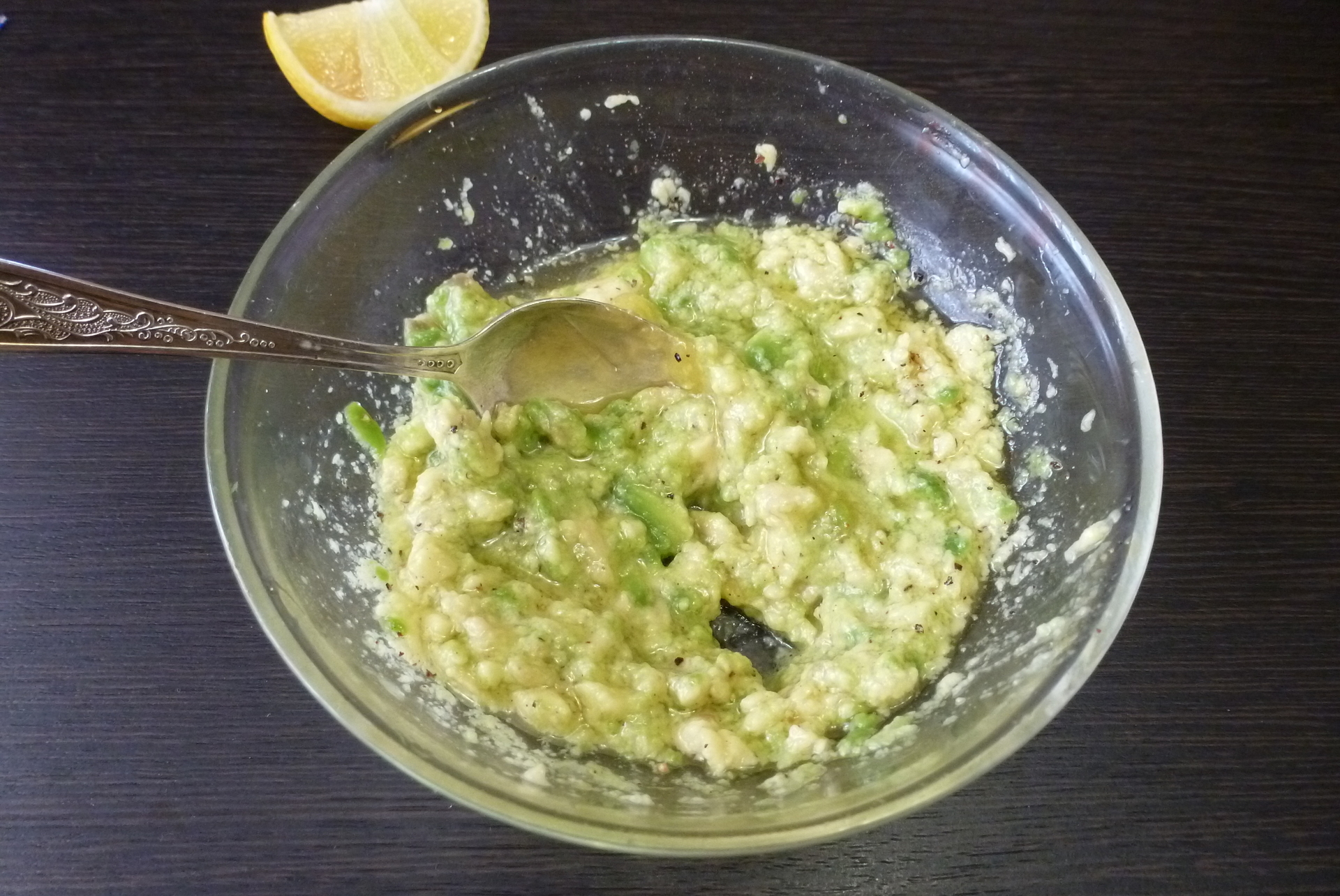 Капустный салат с изюмом и заправкой из авокадо: шаг 1