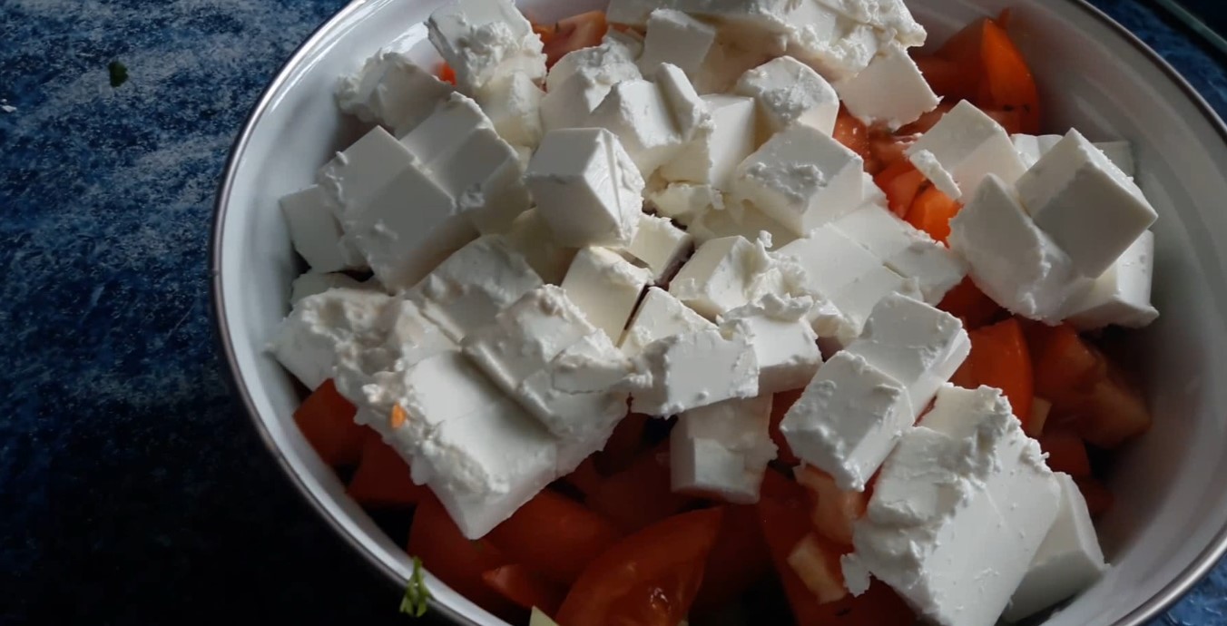 Салат с овощами и сыром фета: шаг 3