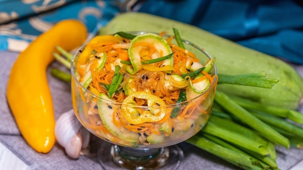 Фото к рецепту: Острый салат из кабачков с морковью по-корейски
