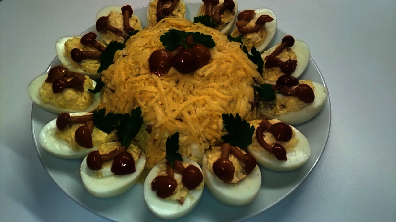 Фото к рецепту: Салат яичный с грибами