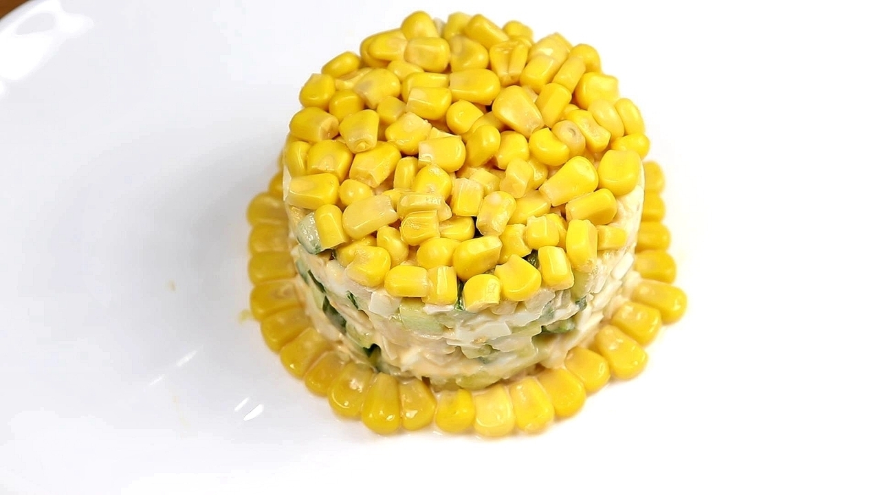 Фото к рецепту: Салат с кукурузой и курицей