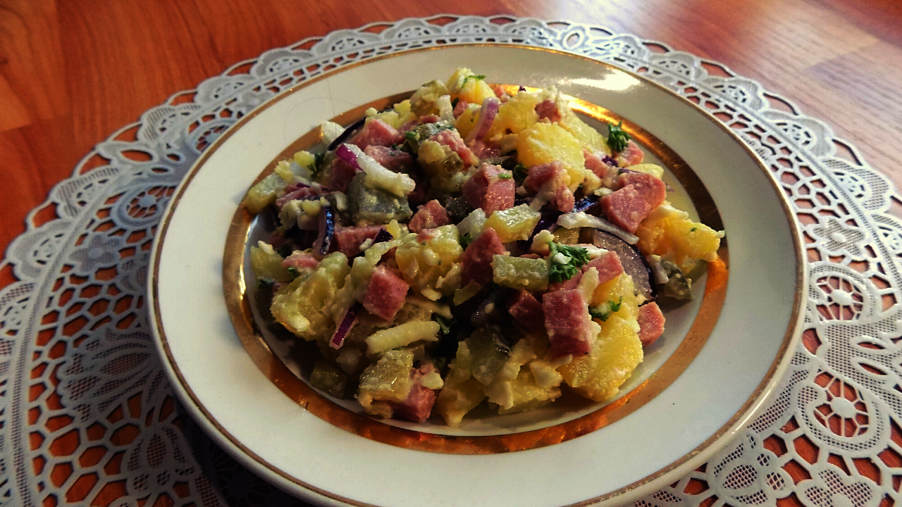 Фото к рецепту: Картофельный салат с солеными огурцами и сосисками
