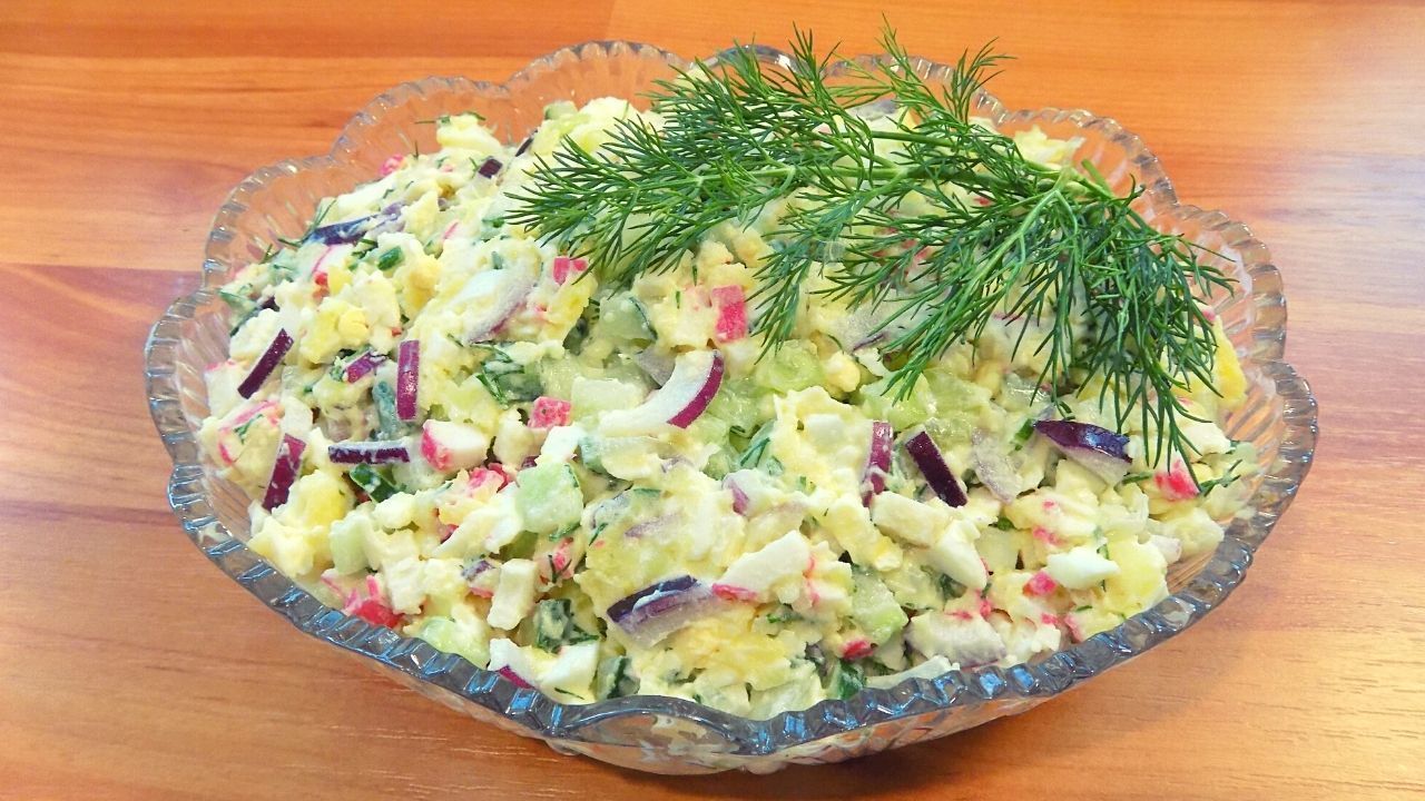 Фото к рецепту: Салат из крабовых палочек с плавленным сыром и огурцом