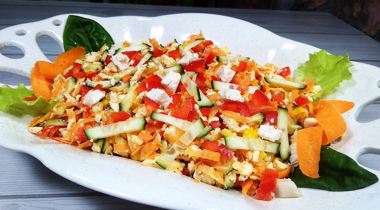 Фото к рецепту: Легкий и сытный салат из куриной грудки и свежих овощей