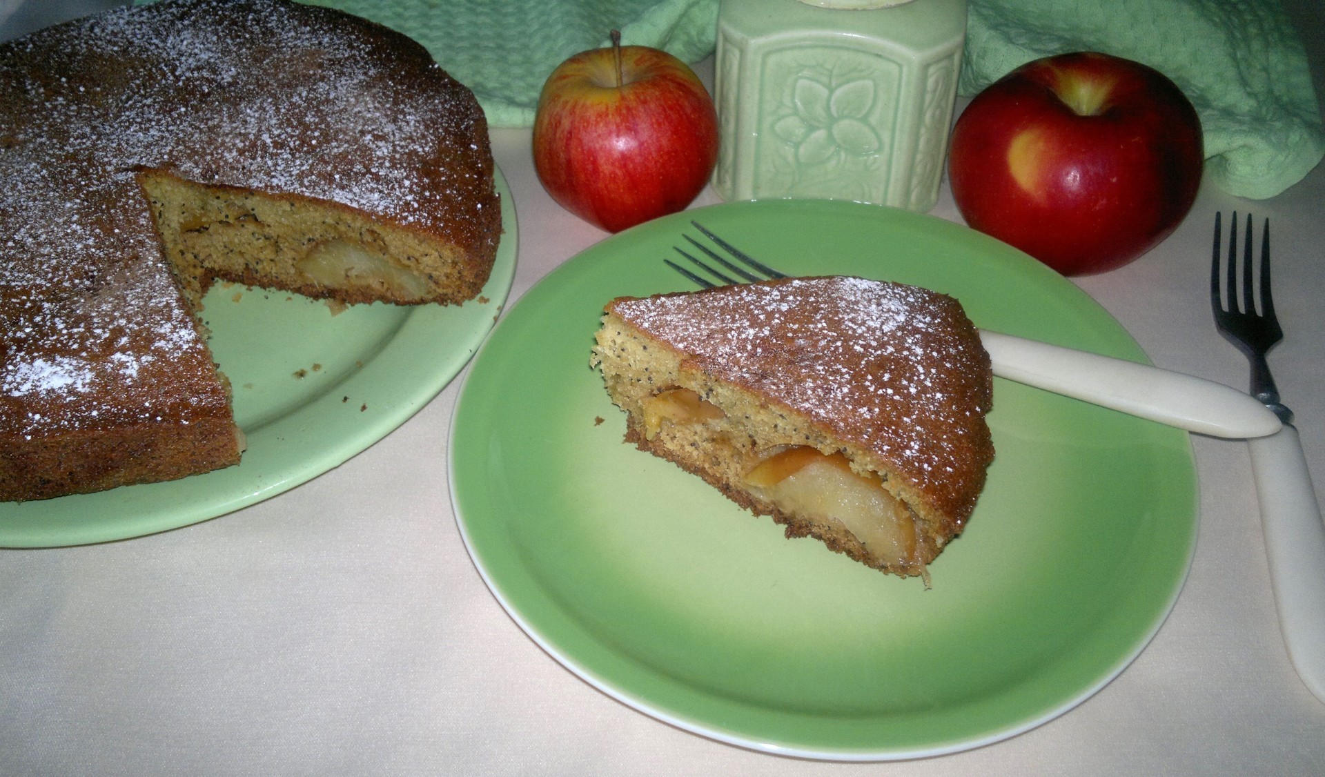 Фото к рецепту: Кукурузный пирог с маком и яблоками