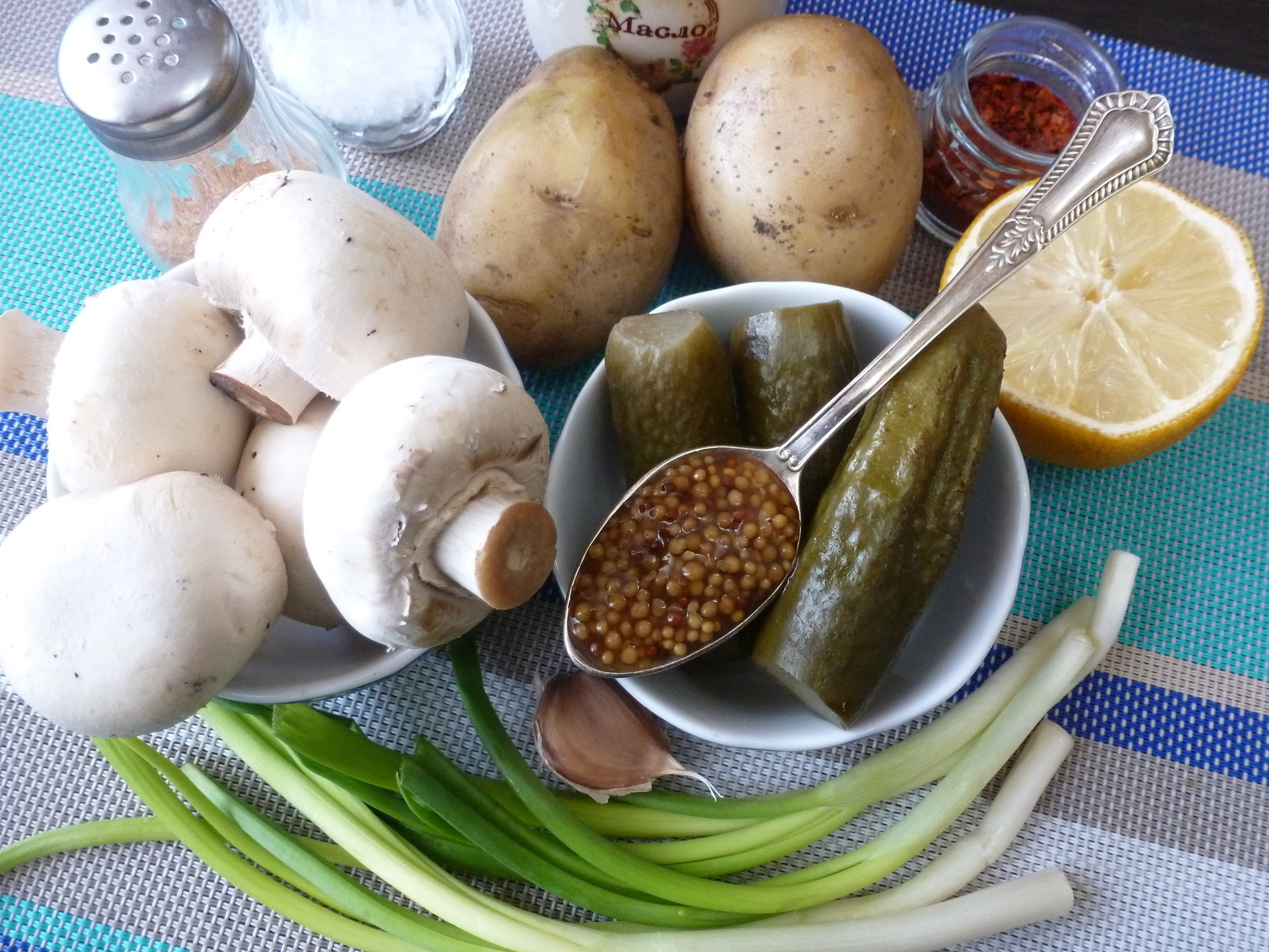 Картофельный салат с жареными шампиньонами и сумахом #постныйстол: шаг 1