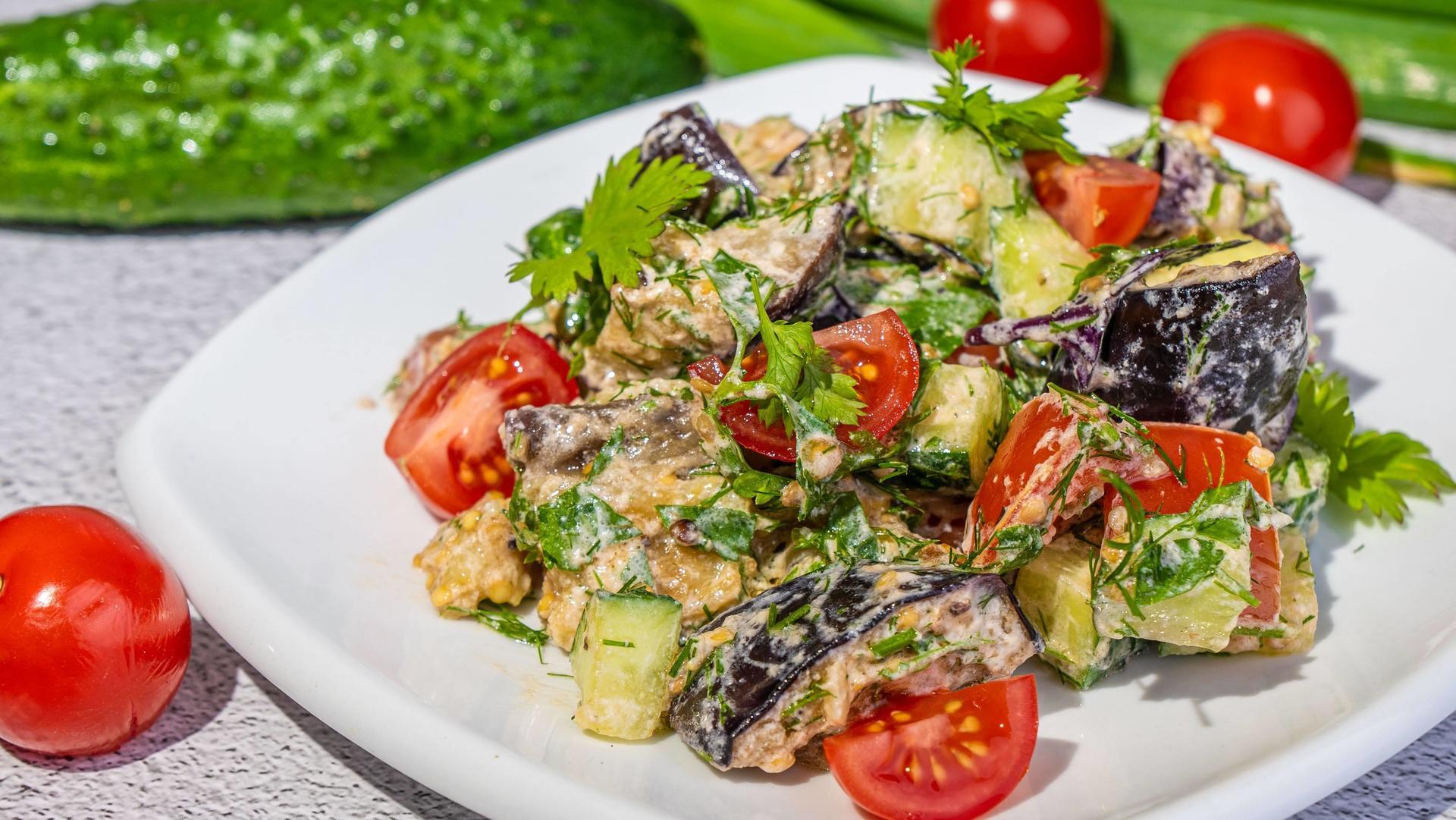 Закусочный овощной салат с баклажанами и зеленью: шаг 9