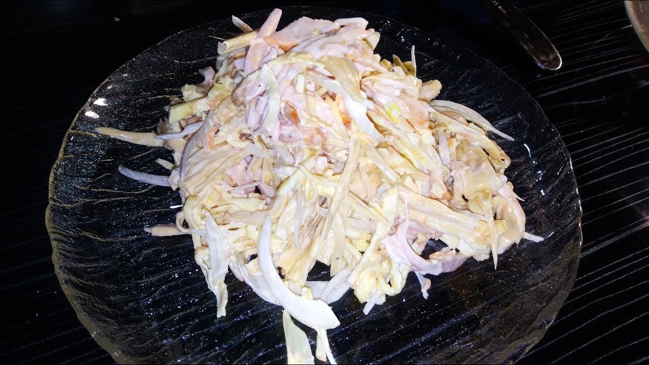 Фото к рецепту: Салат пикантный со спаржей, копченым филе и яичным блинчиком