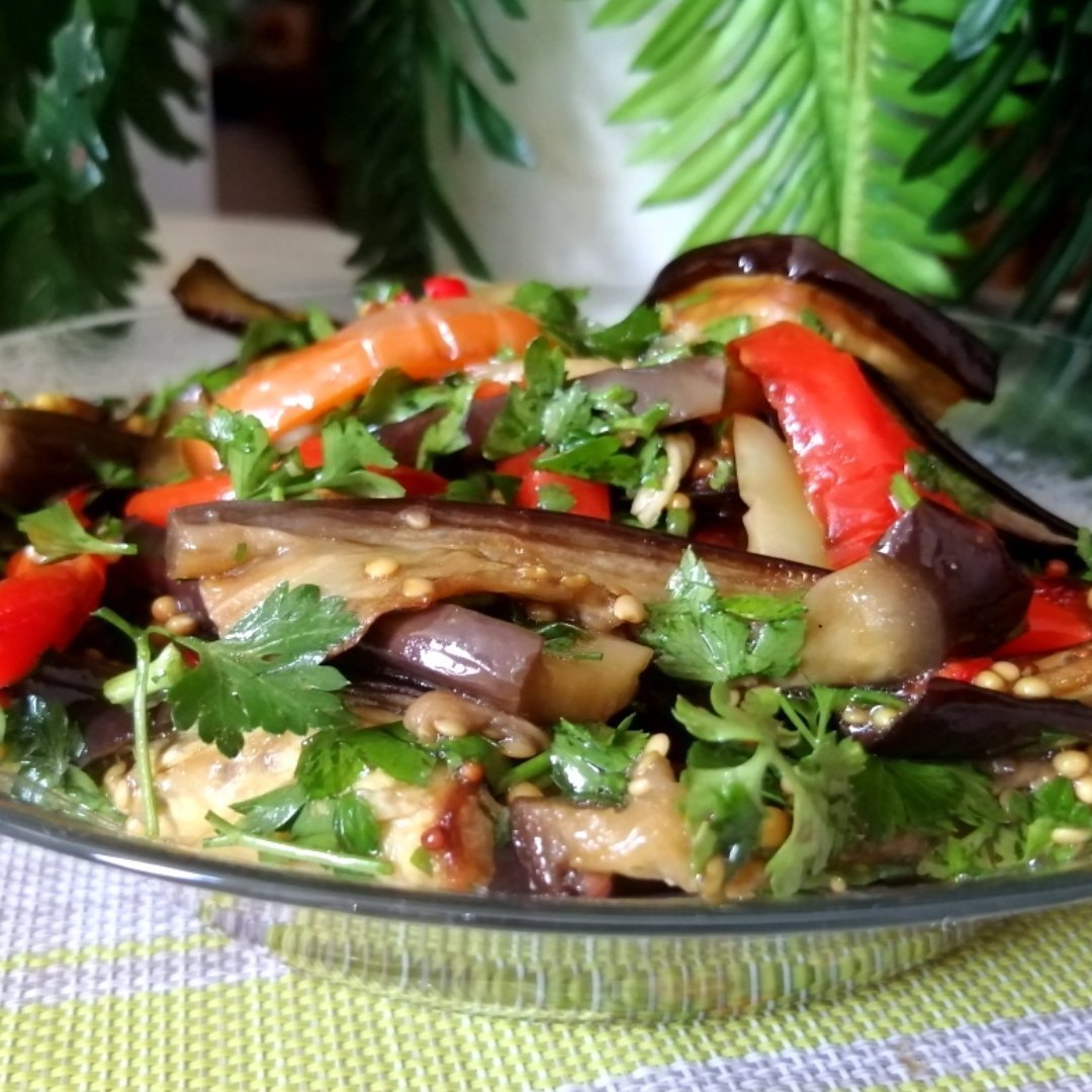 Фото к рецепту: Готовлю салат из жареных баклажанов 