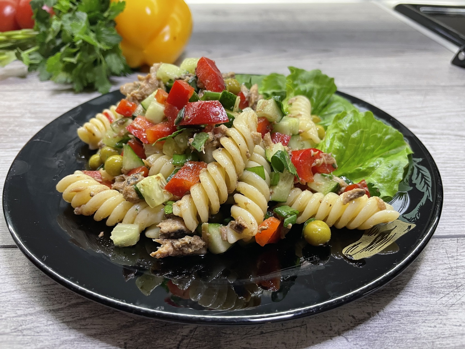 Фото к рецепту: Салат с тунцом и макаронами