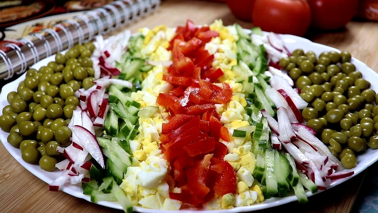 Фото к рецепту: Овощной салат с яйцом