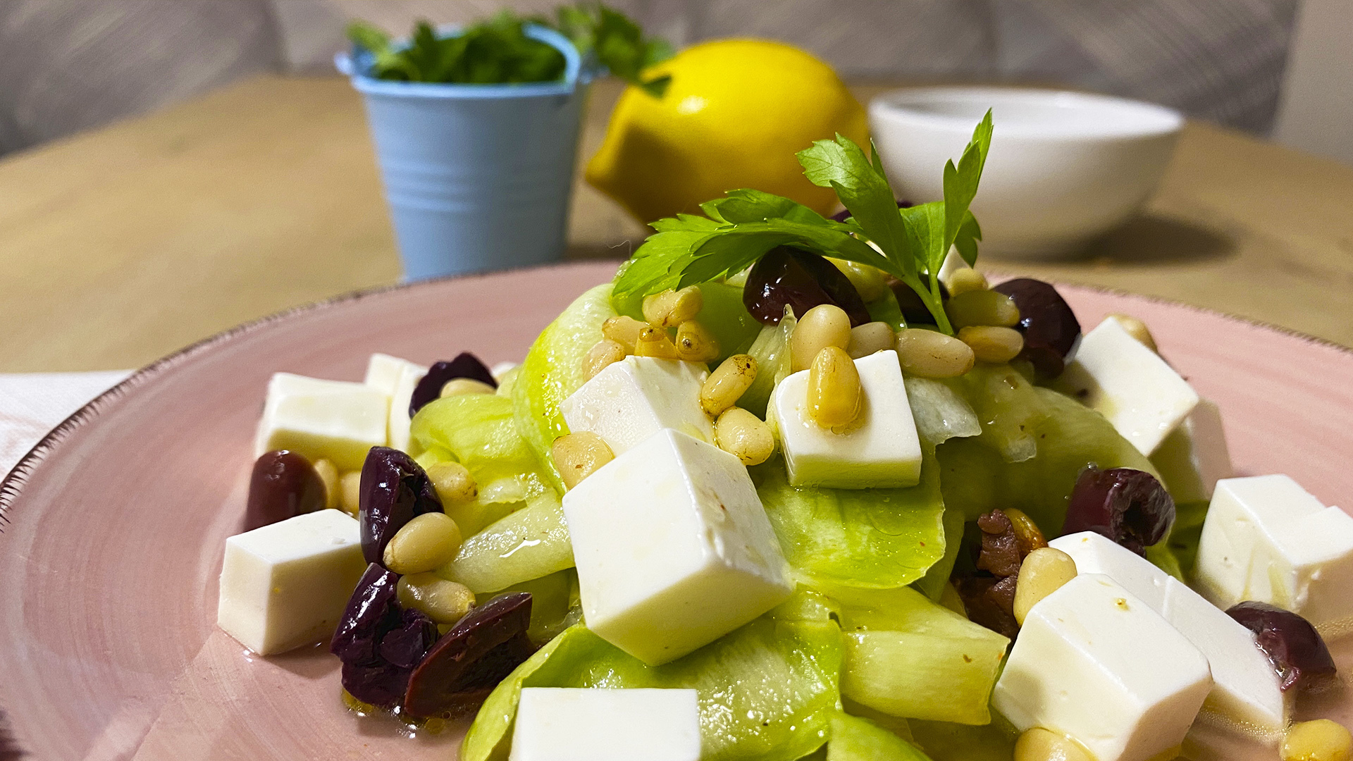 Фото к рецепту: Острый салат из сырых кабачков, сыром и кедровым орехом