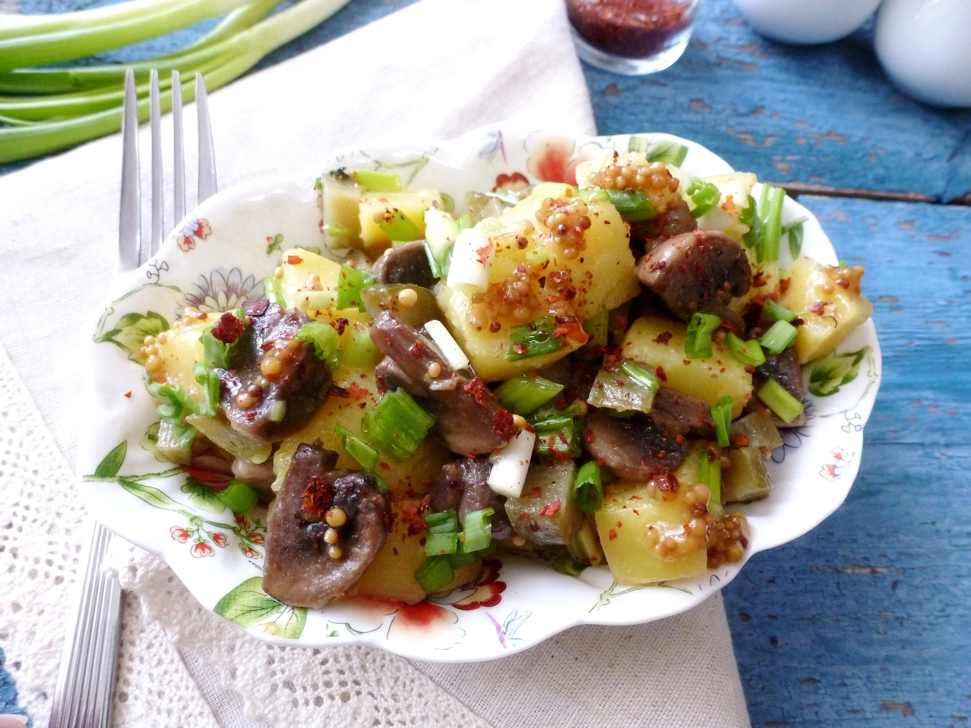 Фото к рецепту: Картофельный салат с жареными шампиньонами и сумахом #постныйстол