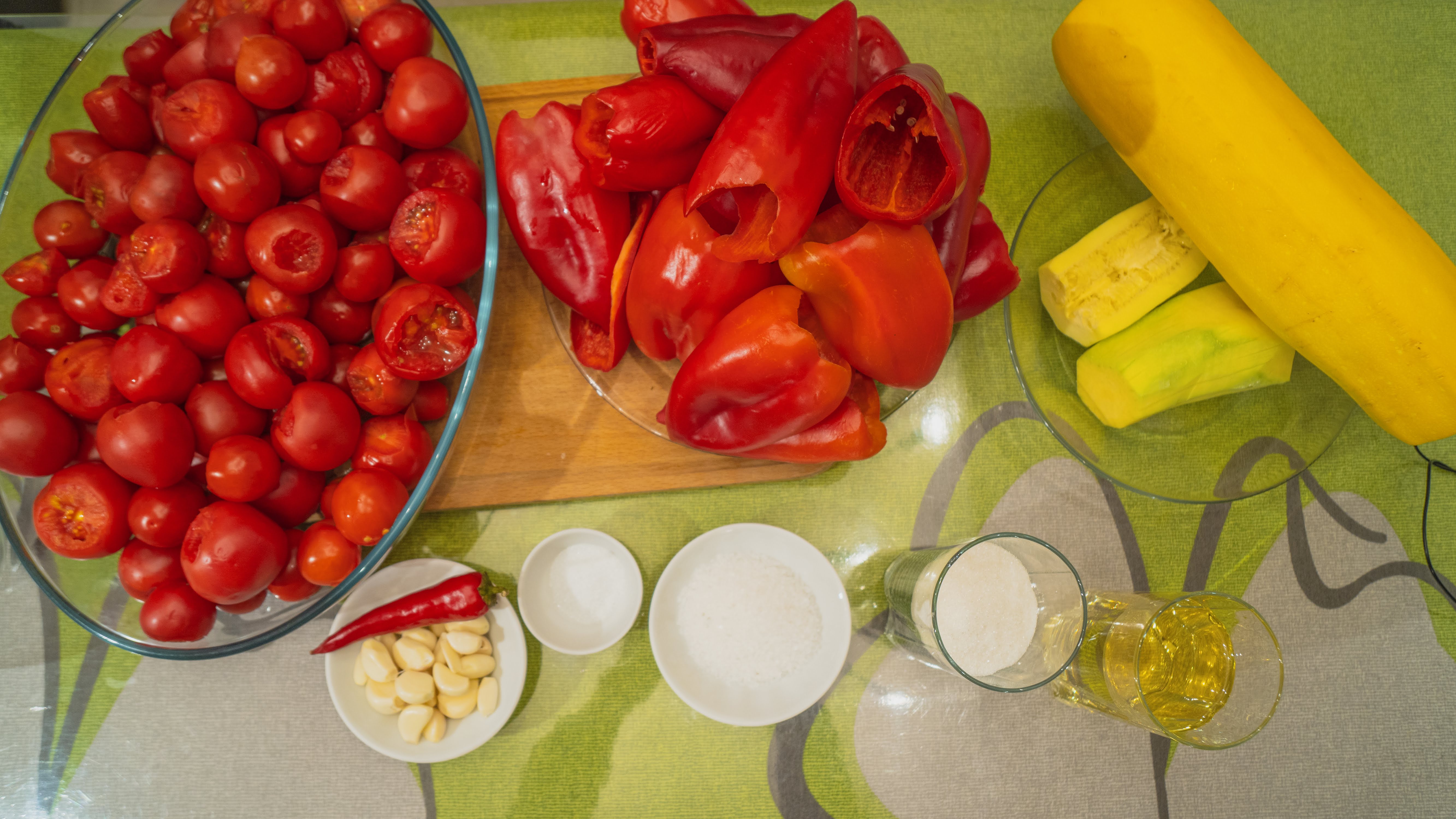 Кабачковый салат с болгарским перцем и помидорами: шаг 1